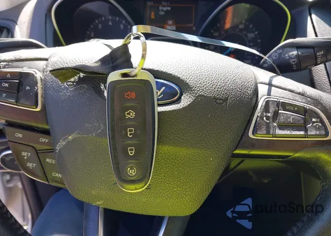 2018 Ford Focus Titanium z USA, uszkodzony, nr VIN 1FADP3N24JL279449